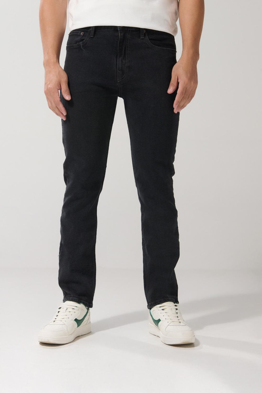 Jean gris intenso straight leg con bota recta y tiro bajo