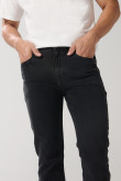 Jean gris intenso straight leg con bota recta y tiro bajo