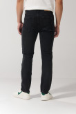 Jean gris intenso straight leg con bota recta y tiro bajo