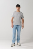 Camiseta gris clara con manga corta y hombro rodado