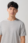 Camiseta gris clara con manga corta y hombro rodado