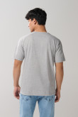Camiseta gris clara con manga corta y hombro rodado