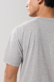 Camiseta gris clara con manga corta y hombro rodado