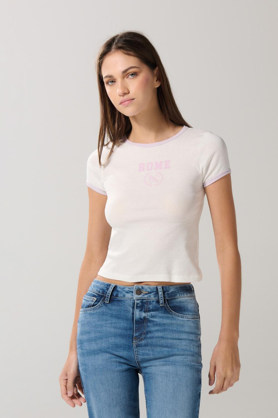 Camiseta crema college manga corta con contrastes lilas