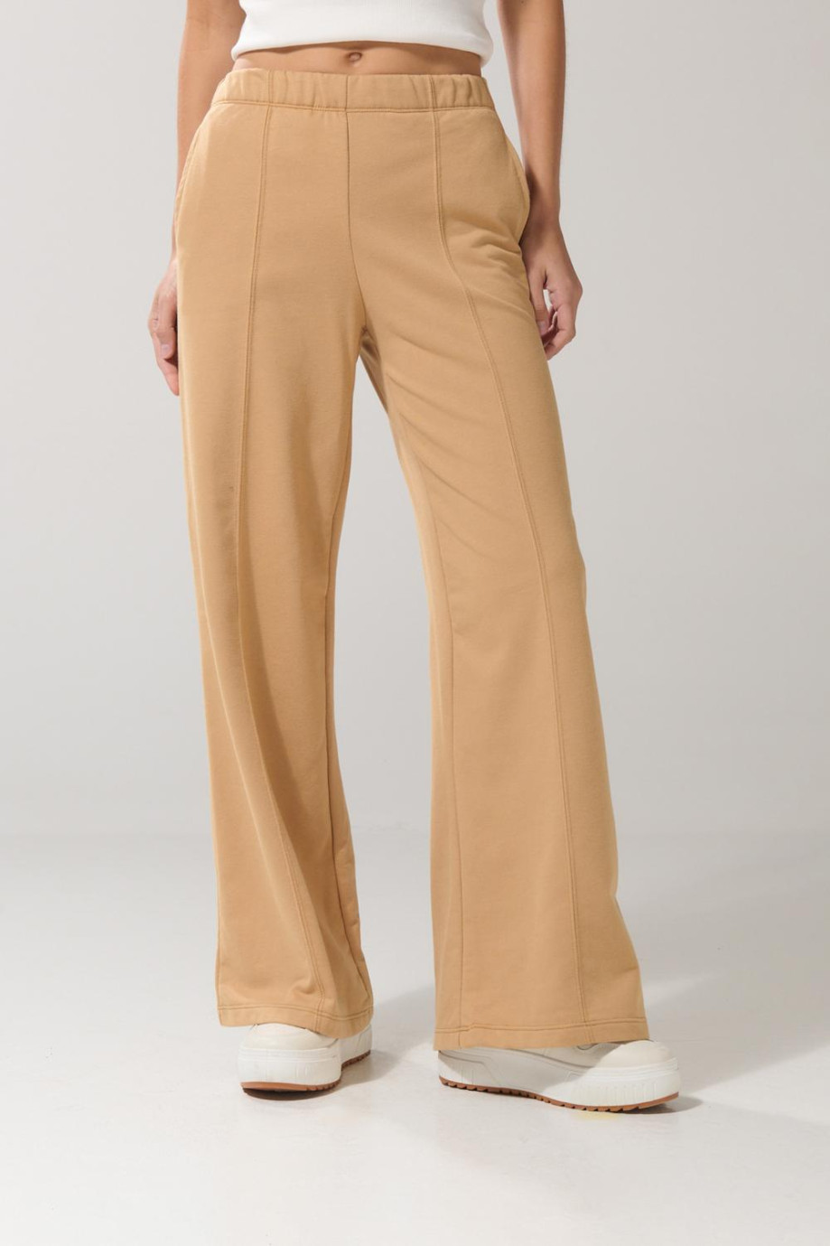Pantalón jogger unicolor con bota recta y bolsillos