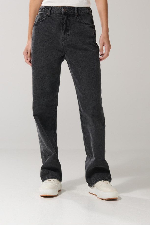 Jean gris oscuro tipo 90´S con tiro alto y bota recta