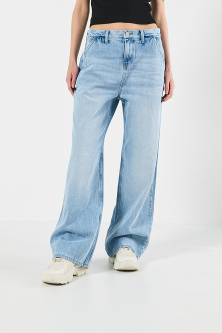 Jean skater azul claro con bota ancha y tiro medio