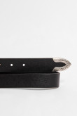 Cinturón negro con hebilla, punta y pasador metálicos