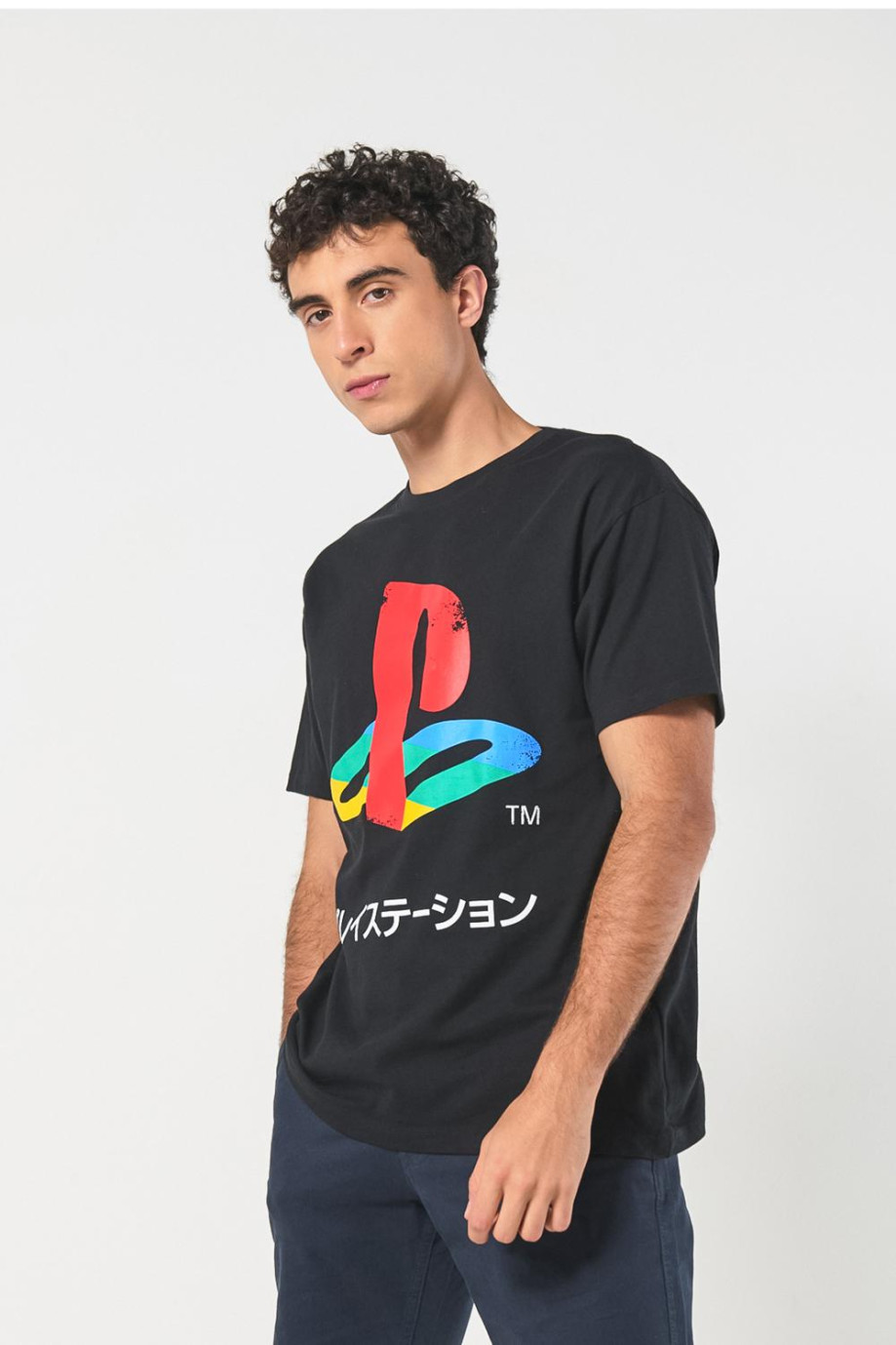 Camiseta negra cuello redondo con arte de PlayStation