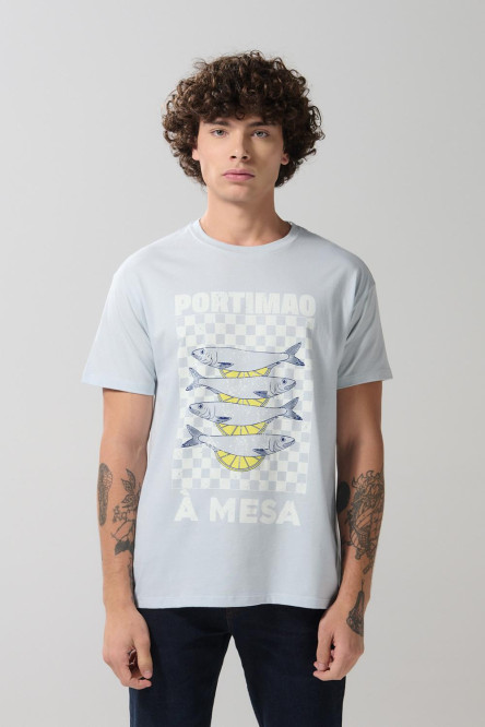 Camiseta azul clara manga corta con diseño de comida