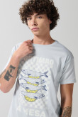 Camiseta azul clara manga corta con diseño de comida