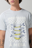 Camiseta azul clara manga corta con diseño de comida