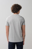 Camiseta gris clara manga corta con bolsillo en frente