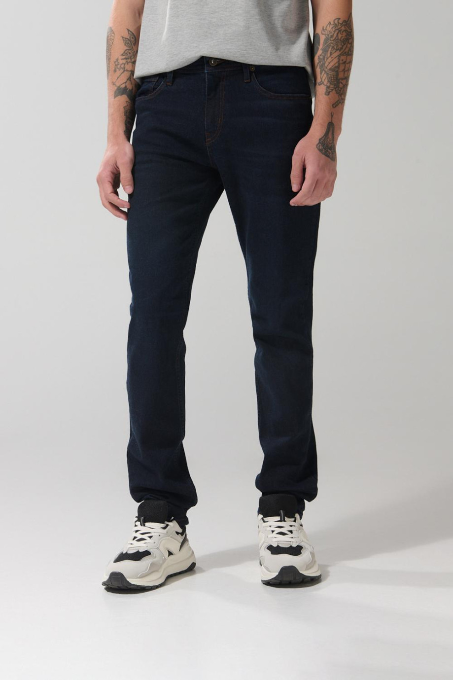 Jean tiro bajo slim azul intenso ajustado con bolsillos