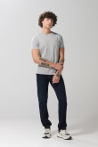Jean tiro bajo slim azul intenso ajustado con bolsillos