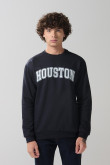 Buzo college negro cuello redondo con hombro rodado