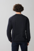 Buzo college negro cuello redondo con hombro rodado