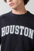 Buzo college negro cuello redondo con hombro rodado