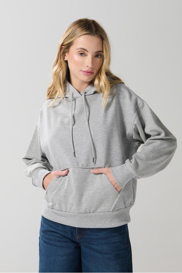 Buzo gris claro con capota y bolsillo delantero