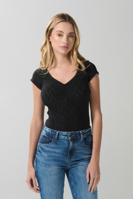 Camiseta negra con cuello V, manga corta y texturas
