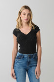 Camiseta negra con cuello V, manga corta y texturas