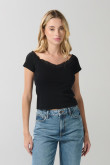Camiseta negra ceñida cuello V con detalle de encaje