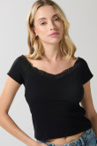Camiseta negra ceñida cuello V con detalle de encaje