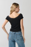 Camiseta negra ceñida cuello V con detalle de encaje