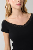 Camiseta negra ceñida cuello V con detalle de encaje