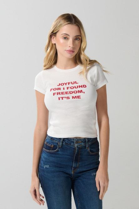 Camiseta cuello redondo unicolor con frase en frente