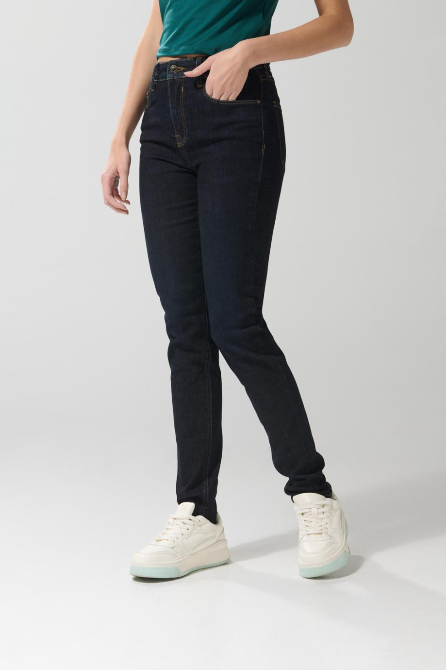 Jean tiro alto jegging ceñido azul intenso con bolsillos