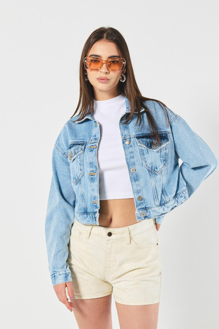 Chaqueta de jean cropped azul con bolsillos de parche