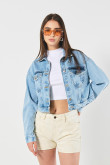 Chaqueta de jean cropped azul con bolsillos de parche