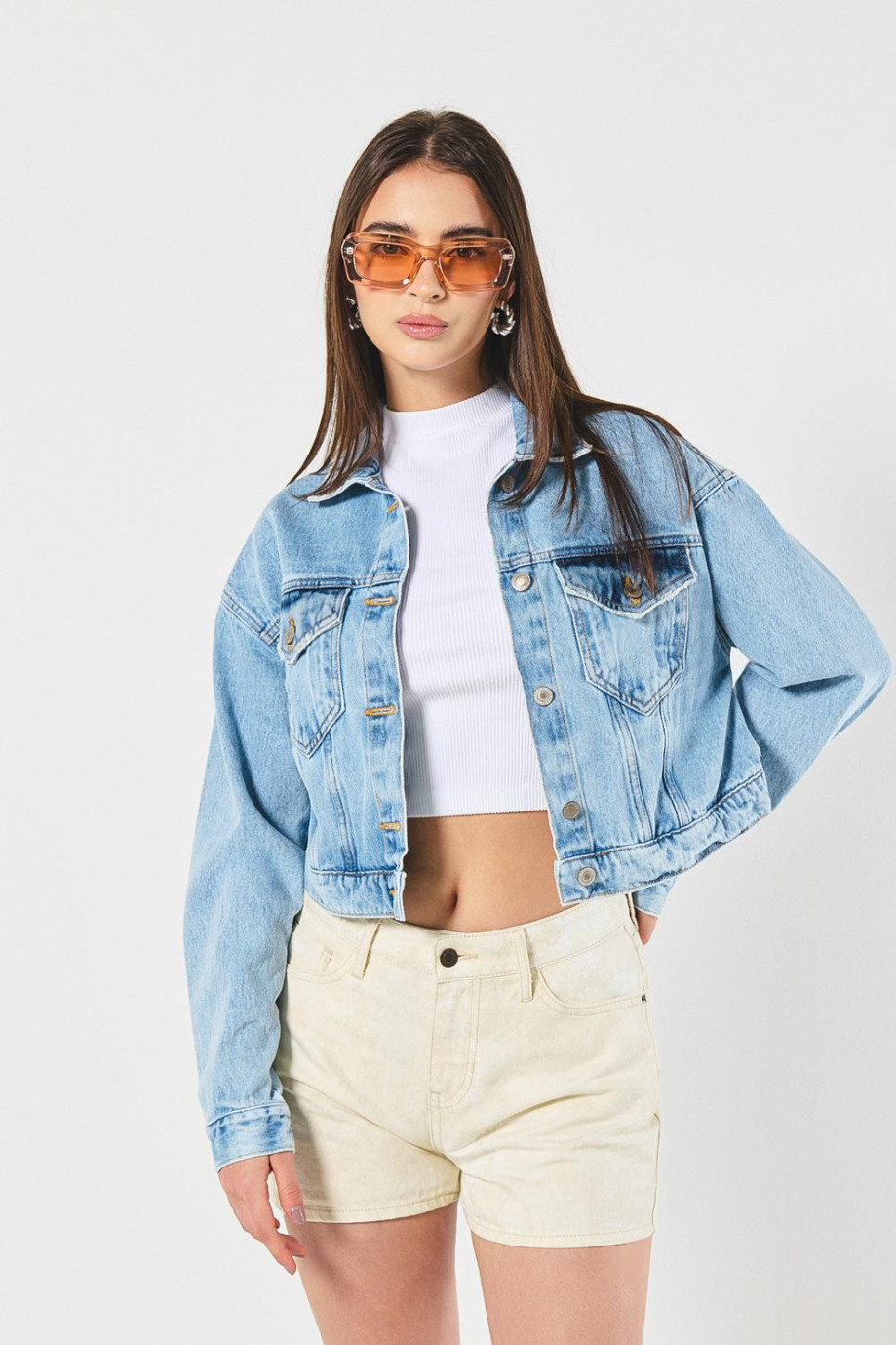 Chaqueta de jean cropped azul con bolsillos de parche