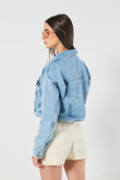 Chaqueta de jean cropped azul con bolsillos de parche