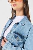 Chaqueta de jean cropped azul con bolsillos de parche