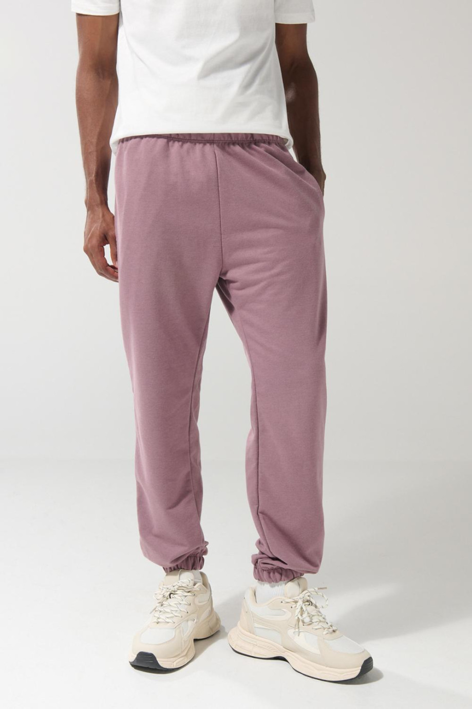 Pantalón unicolor jogger con elástico en bota y bolsillos