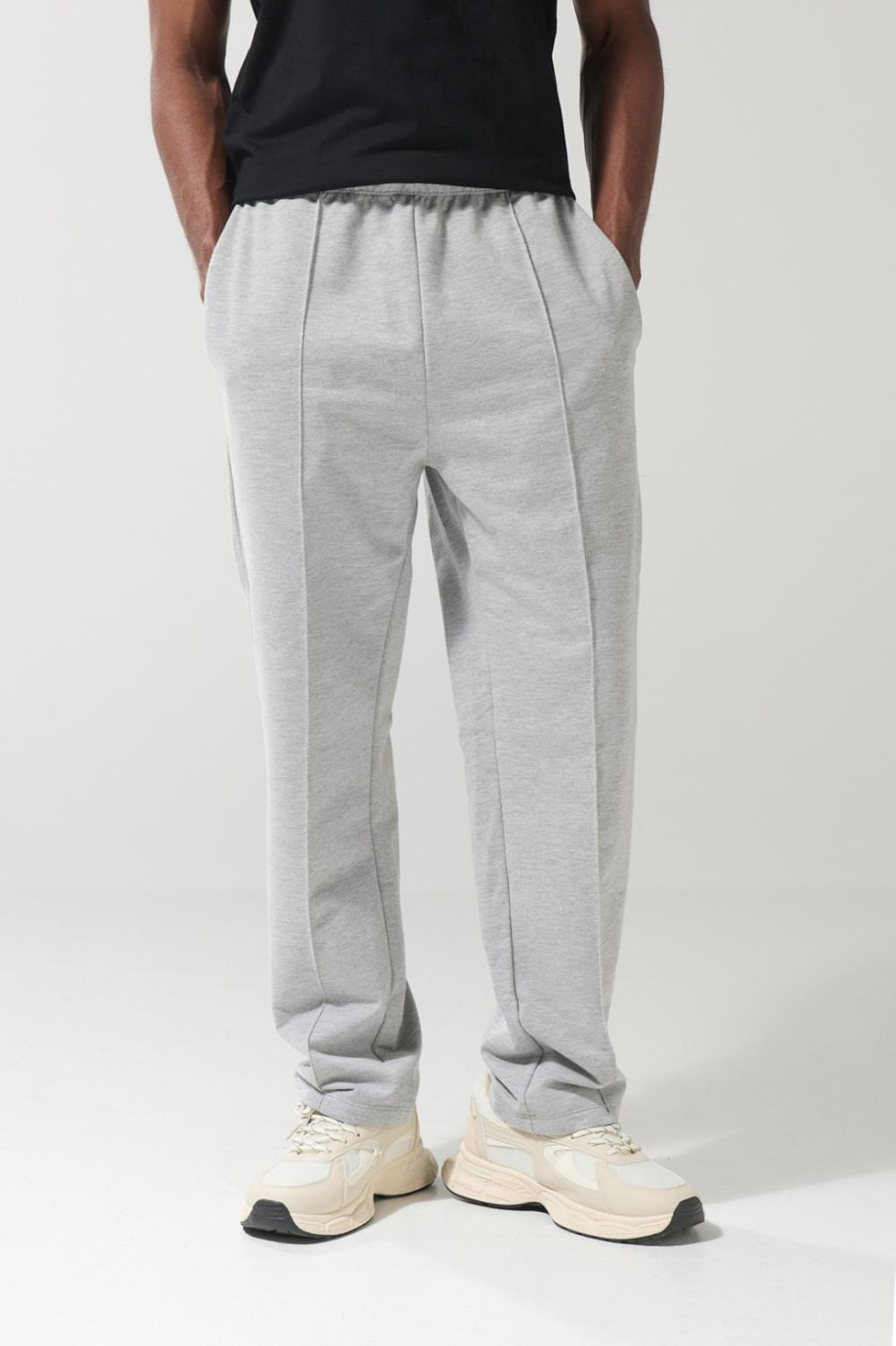 Pantalón jogger gris claro con vena decorativa en frente