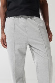 Pantalón jogger gris claro con vena decorativa en frente