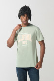 Camiseta cuello redondo verde clara con texto college