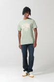 Camiseta cuello redondo verde clara con texto college
