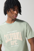 Camiseta cuello redondo verde clara con texto college