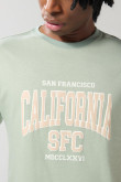 Camiseta cuello redondo verde clara con texto college