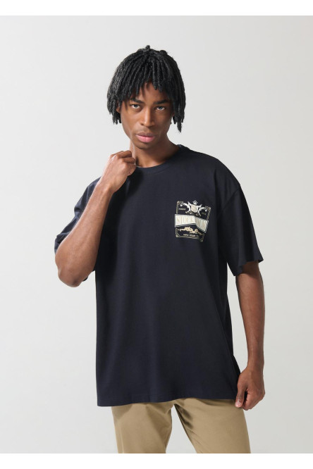 Camiseta azul oversize manga corta con diseños college
