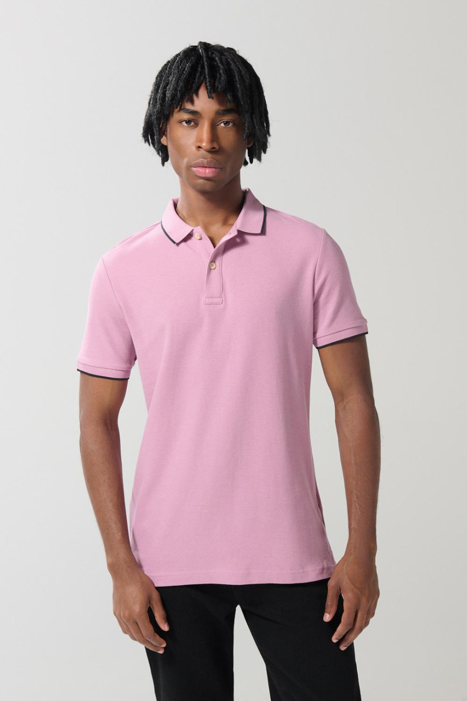 Camiseta unicolor tipo polo con aberturas y manga corta