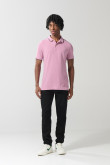 Camiseta unicolor tipo polo con aberturas y manga corta