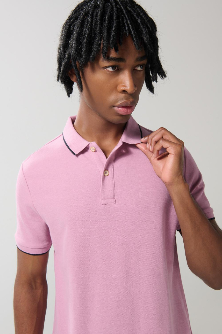 Camiseta unicolor tipo polo con aberturas y manga corta