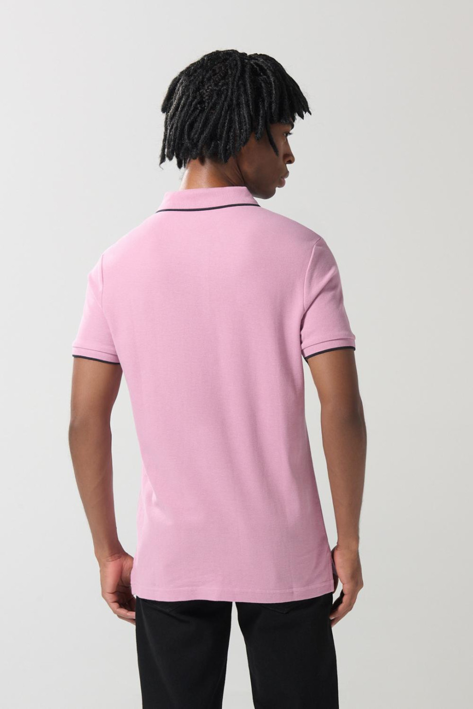 Camiseta unicolor tipo polo con aberturas y manga corta