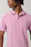 Camiseta unicolor tipo polo con aberturas y manga corta