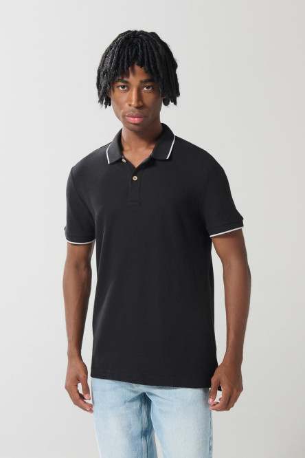 Camiseta unicolor tipo polo con aberturas y manga corta